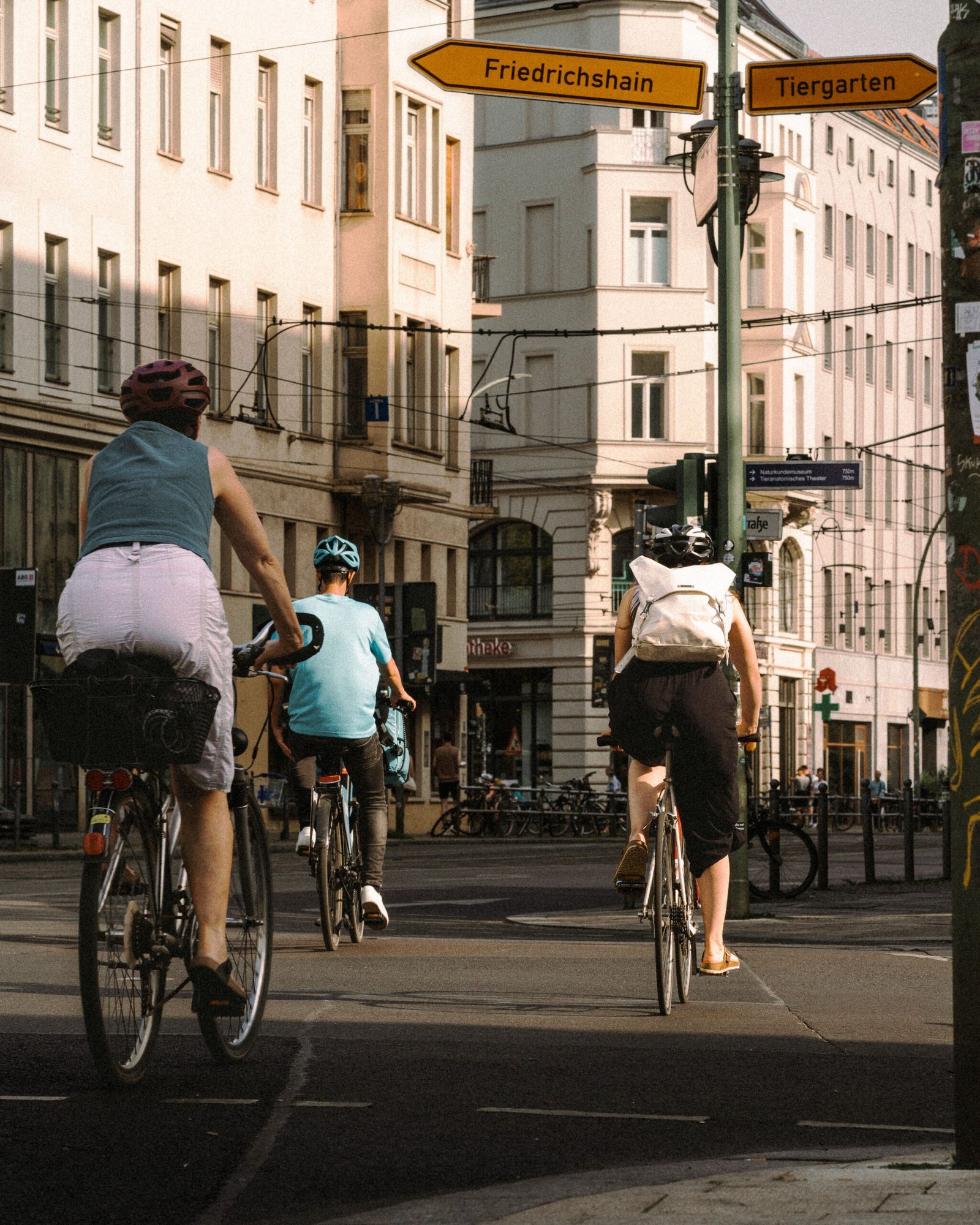 Kerékpározók Berlin városi környezetében