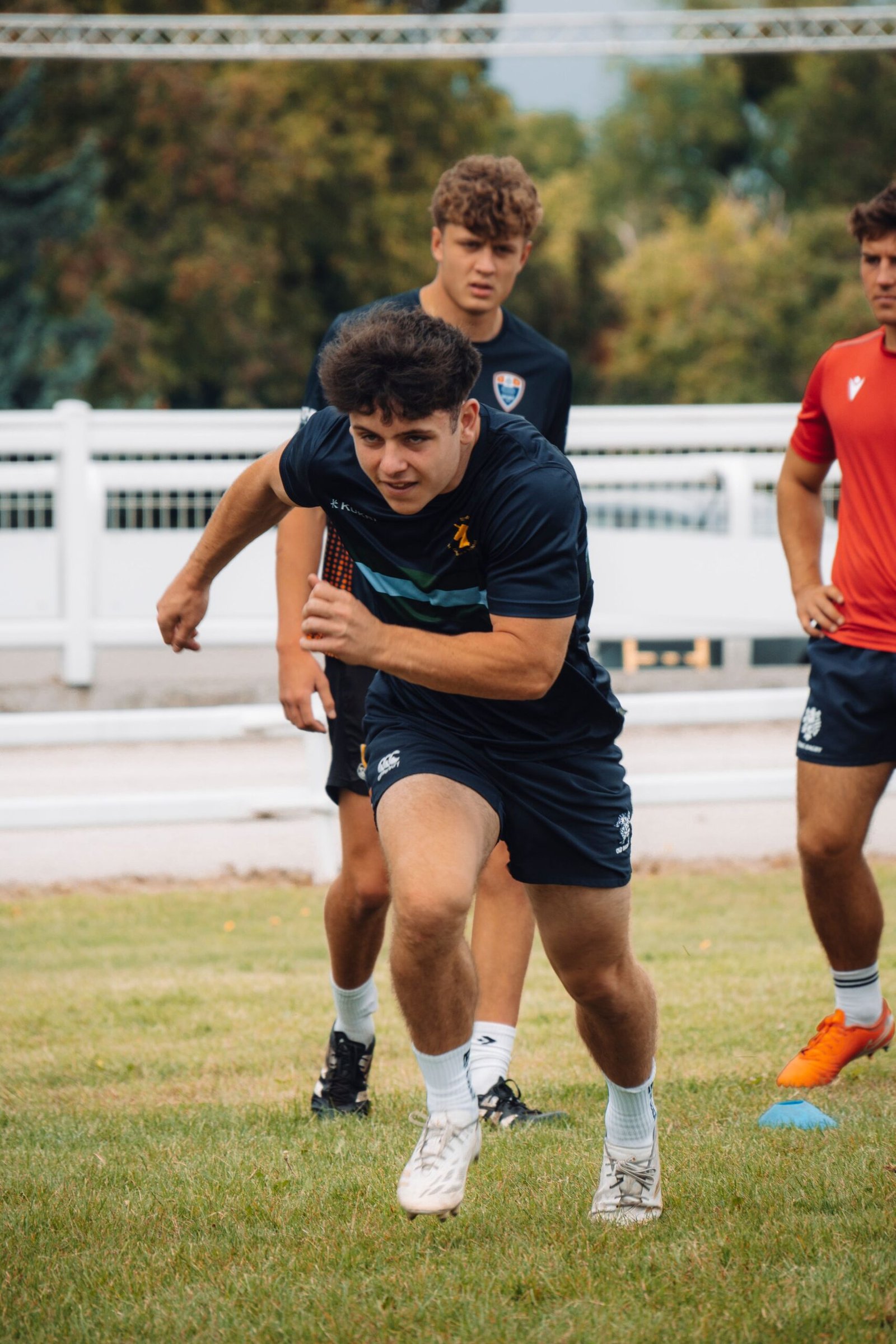 Sportoló fut egy budapesti sportpályán