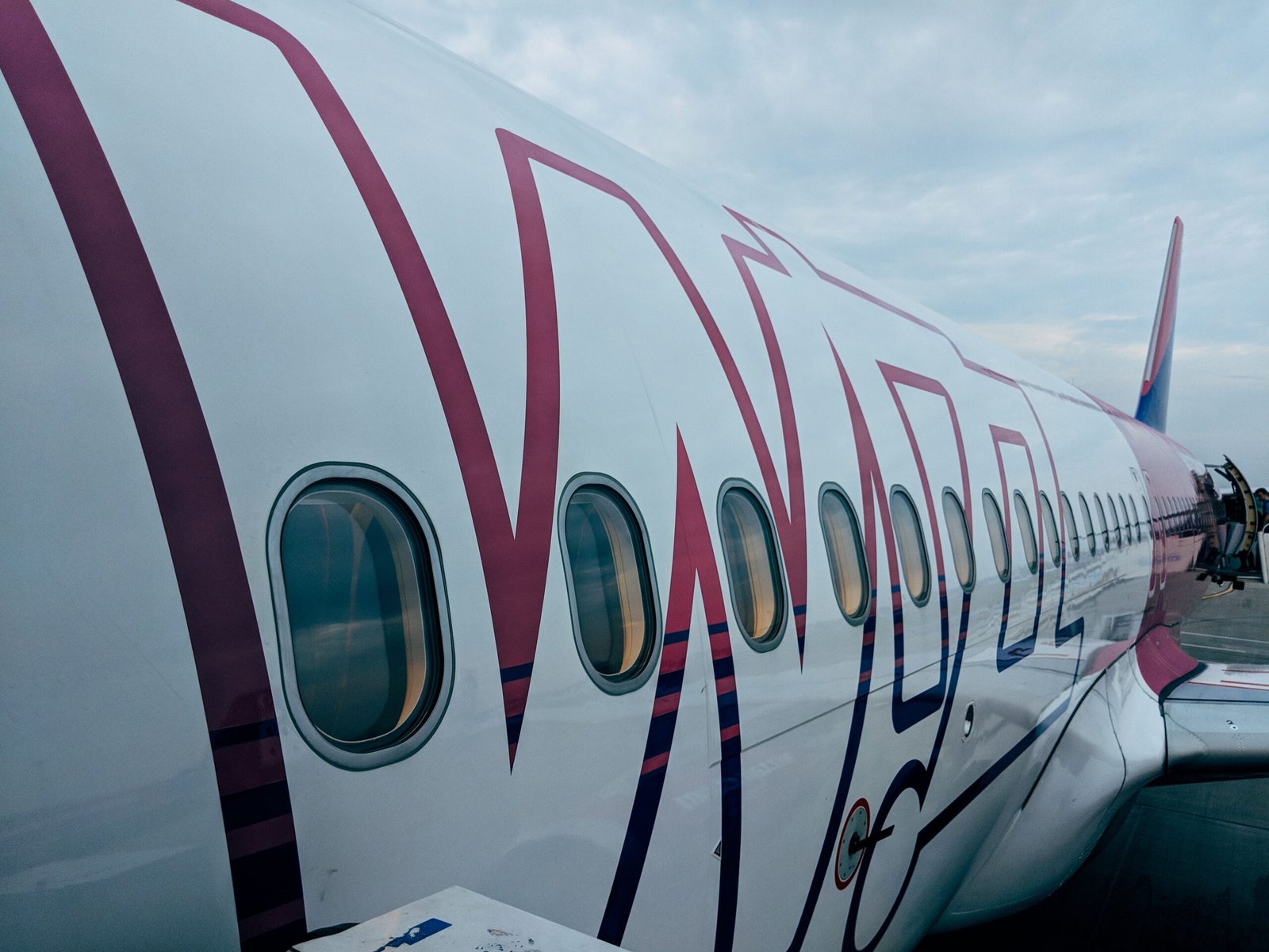 Wizz Air utasszállító repülőgép az európai repülőtéren