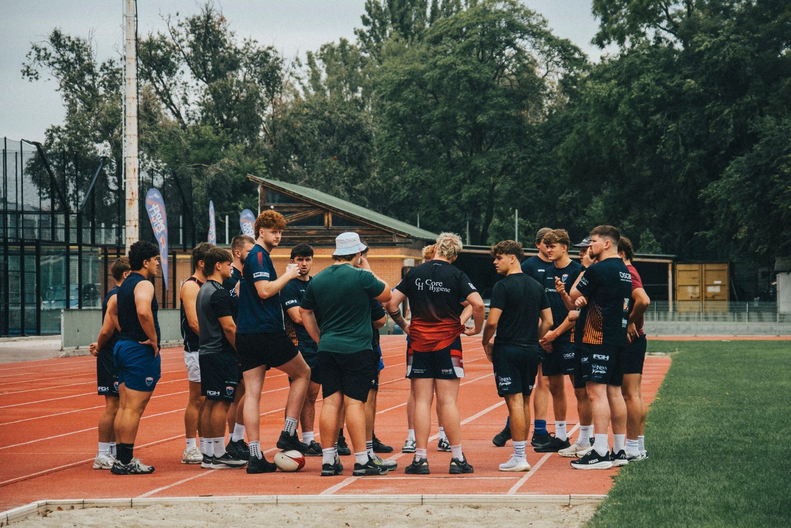 Csapatmegbeszélés egy budapesti sportpályán