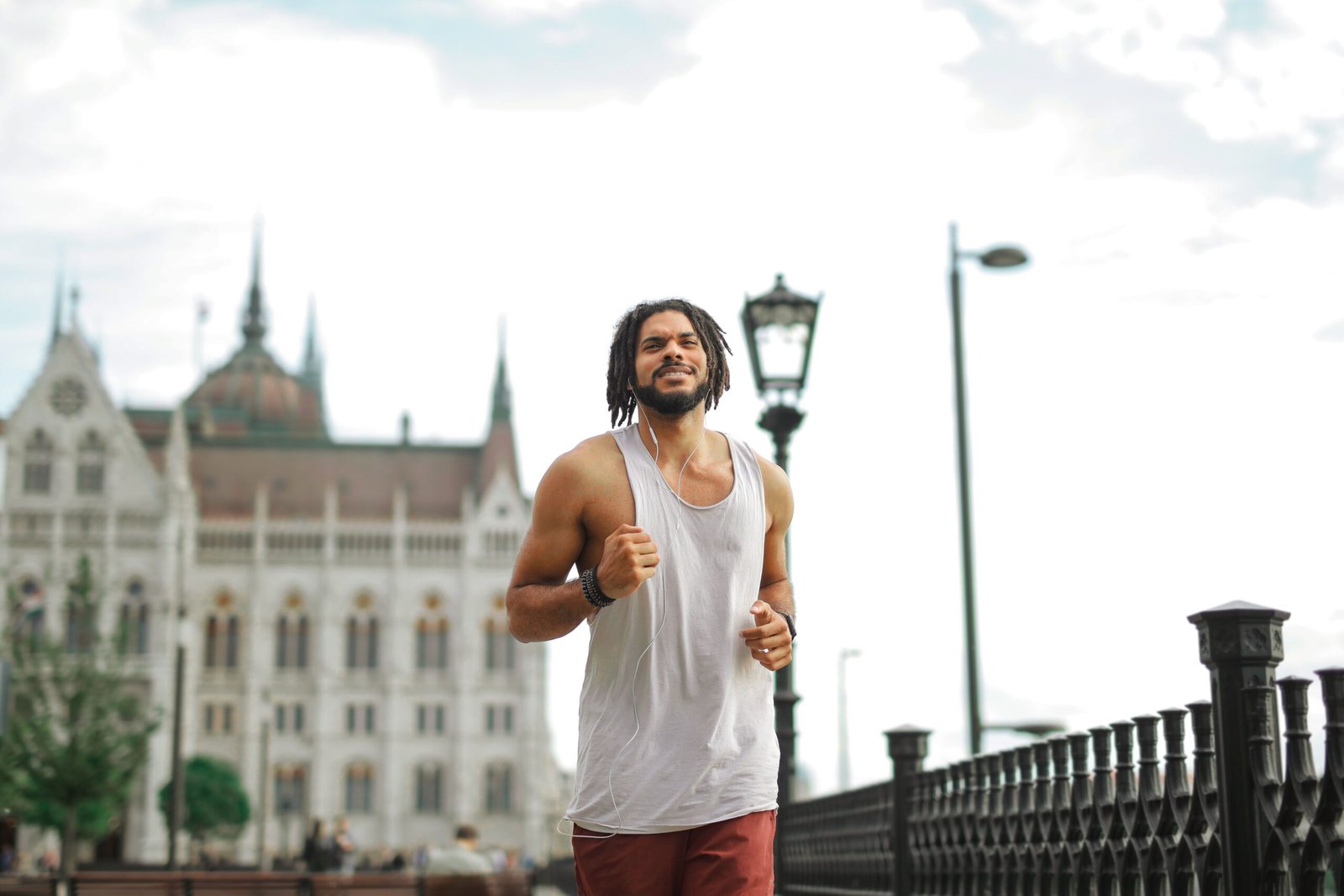 Futó a budapesti Parlament előtt